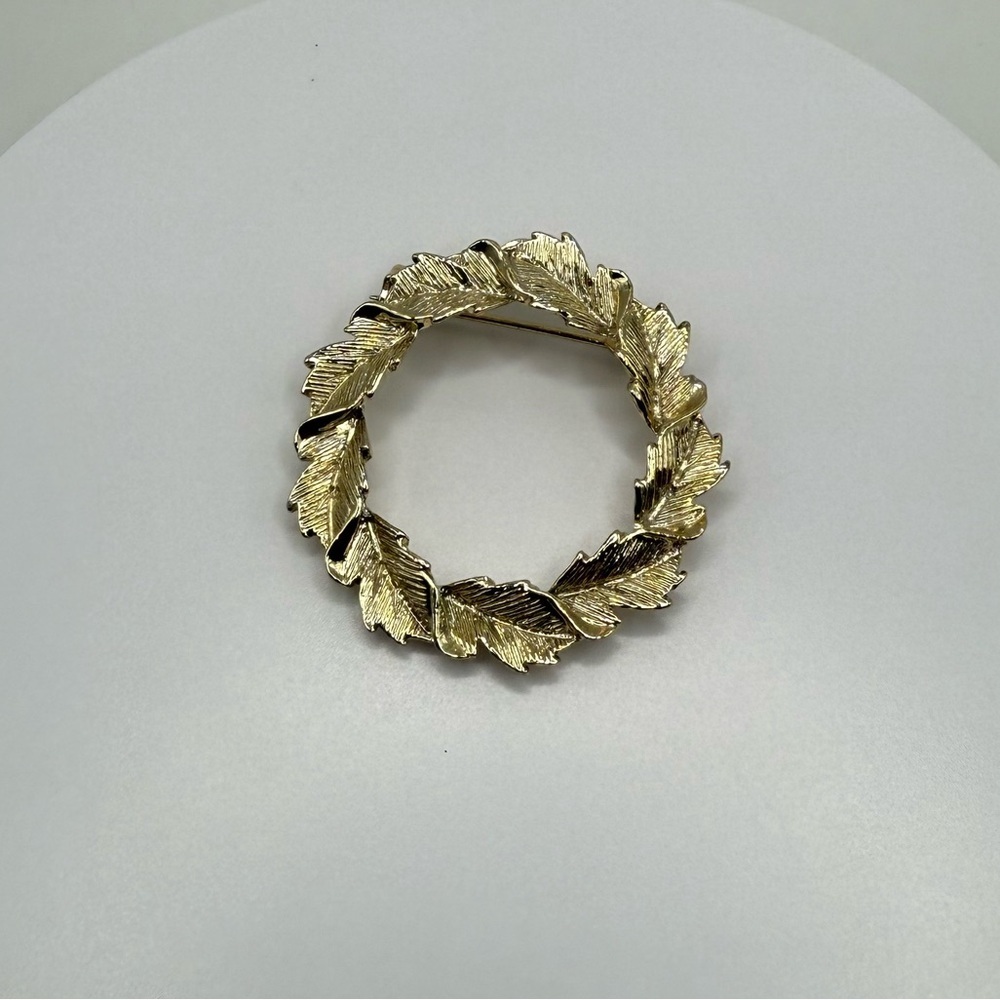 Vintage Gerrys Gold Tone Leaf Wreath Brooch Pin Textured 1.5”